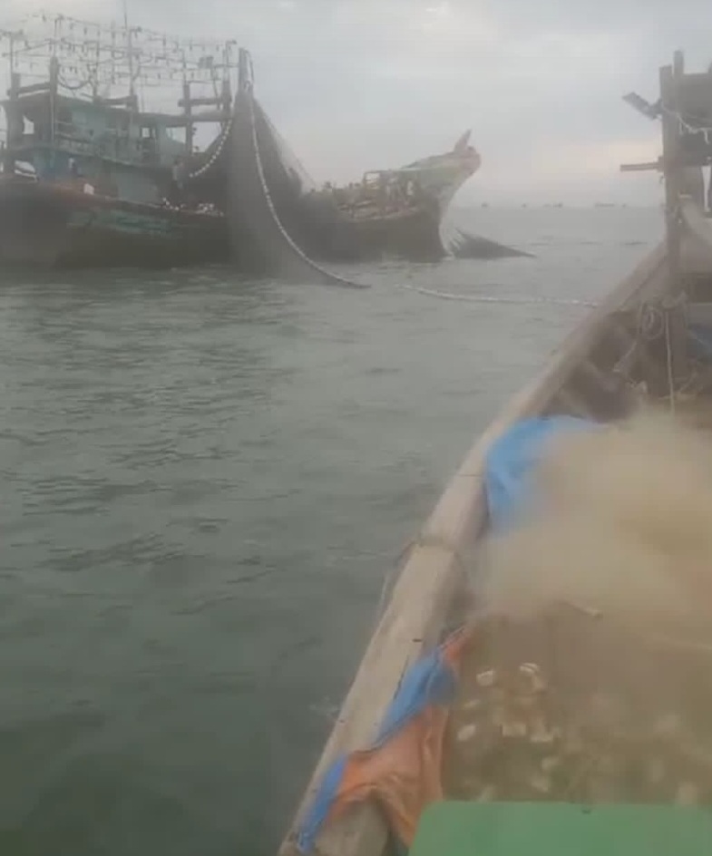 Nelayan Kecil Halau Empat Kapal Pukat Teri Lingkung Menangkap Ikan Di Zona I