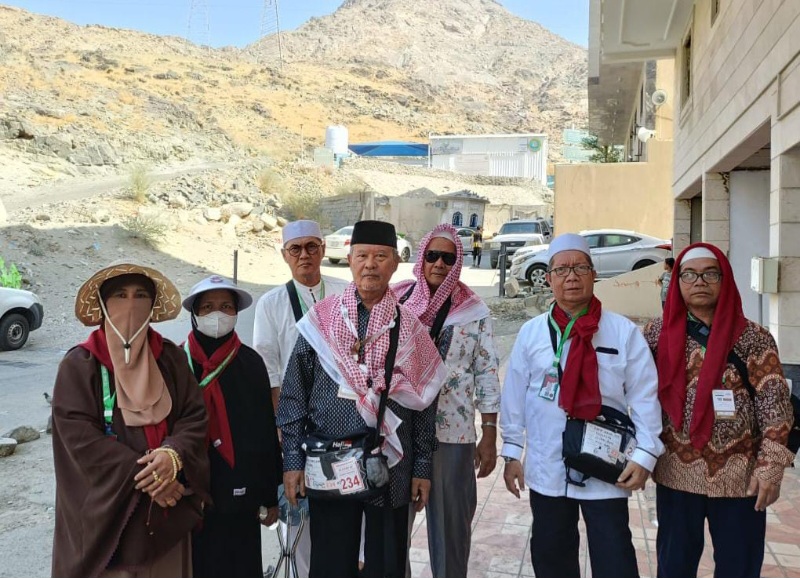 Panas Terik Tidak Surutkan Kunjungi Jabal Rahmah Dan Jabal Tsur