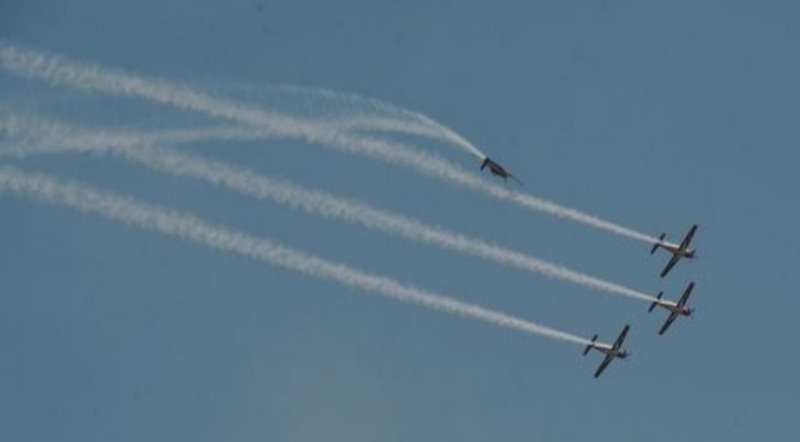Dua Pesawat Aerobatik Bersenggolan, 1 Pilot Tewas