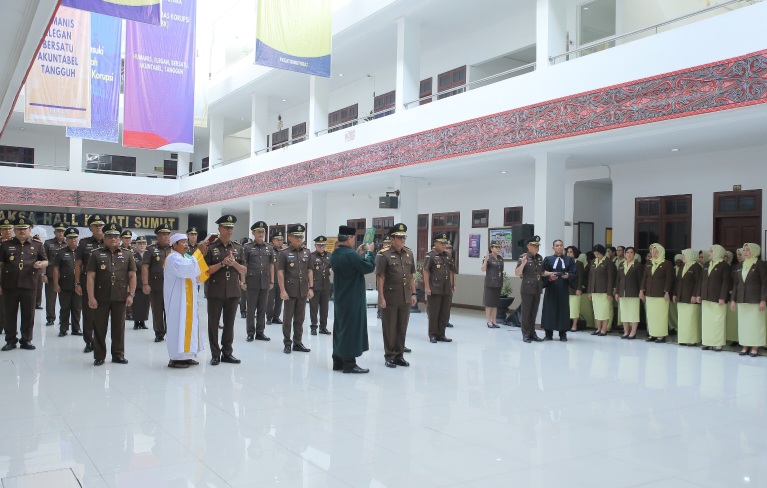 Idianto Lantik 16 Pejabat Di Kejatisu, Segera Identifikasi Berbagai Persoalan Di Tempat Kerja Baru