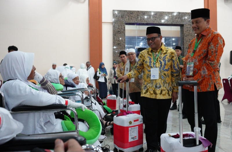 Kabag TU Bersama Pj Wali Kota Sidempuan Lepas Calhaj Kloter 20