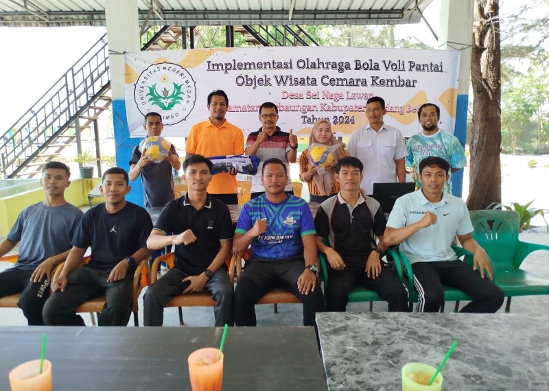 Tim PKM FIK Unimed Beri Pendampingan Permainan Bola Voli Pantai Bagi Remaja