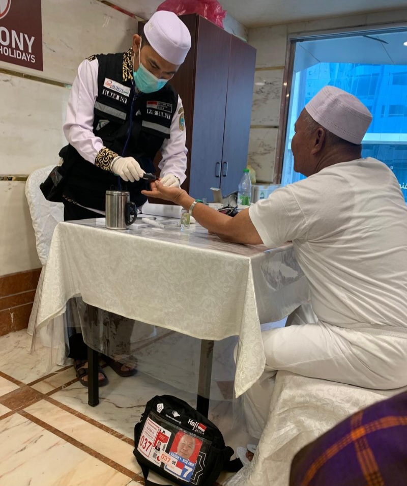 Elman Bantu Jamaah Mengeluh Capek Dan Sakit Di Makkah