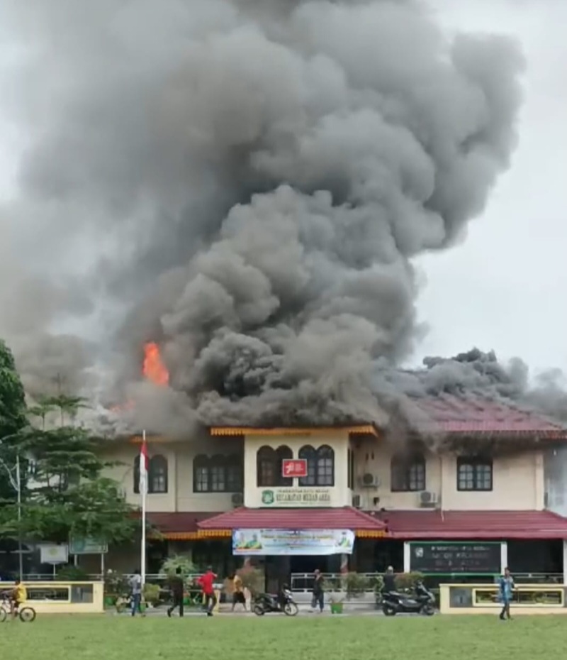 Kantor Camat Medan Area Ludes Terbakar