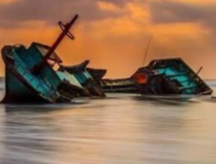 Kapal Wisata Tenggelam Di Pantai Bosur, 3 Meninggal, 43 Selamat