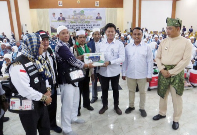 Sahabat Bobby Batu Bara Bagikan Oleh-oleh Untuk Jamaah Haji Kloter 11