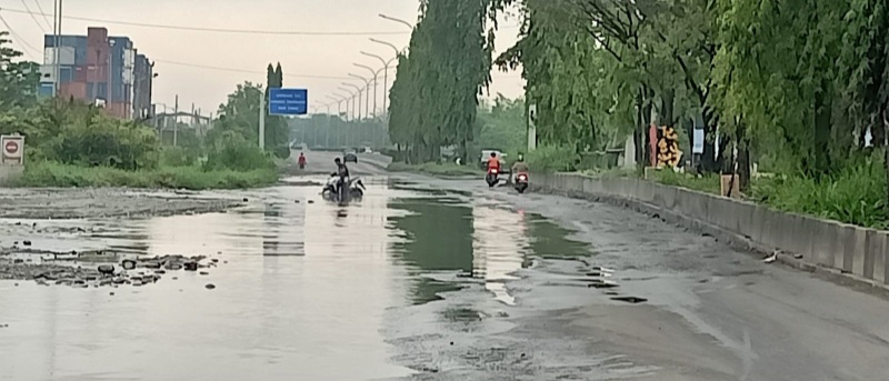 Jalan Raya Pelabuhan Hancur Dan Tergenang Air