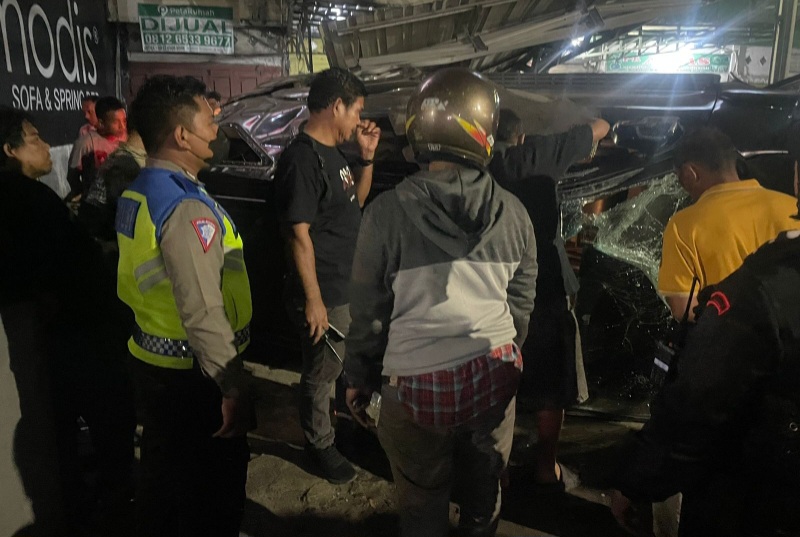 Tabrak Pembatas Jalan, Mobil Fortuner Terbalik Dan Rubuhkan Tiang Knopi