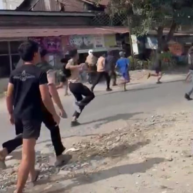 Remaja Acungkan Klewang Saat Tawuran Di Jalan Pelajar