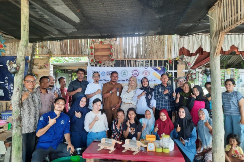 Tim PKM STIE Dan STIH Graha Kirana Latih IRT Buat Kerupuk Ikan Tamban