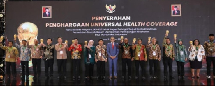 Wapres Ma'ruf Amin Berikan Penghargaan UHC Awards Kepada 493 Kepala Daerah
