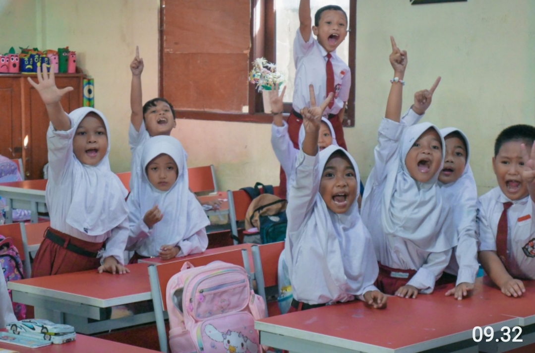 Sambut HUT RI, Sinar Primera Bagikan 8.000 Buku dan Alat Tulis ke Sekolah Dasar