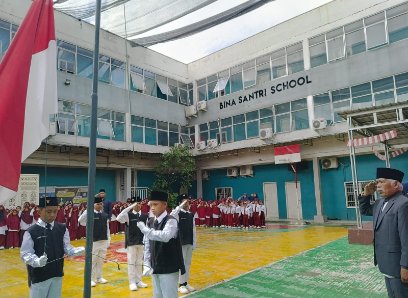 Upacara HUT Ke-79 Kemerdekaan RI Di Yayasan Perguruan Bina Santri Medan Penuh Khidmat