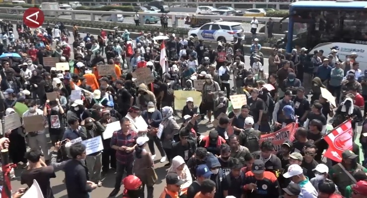 Massa Aksi Jebol Pagar DPR, Ambon Dan Semarang Ricuh