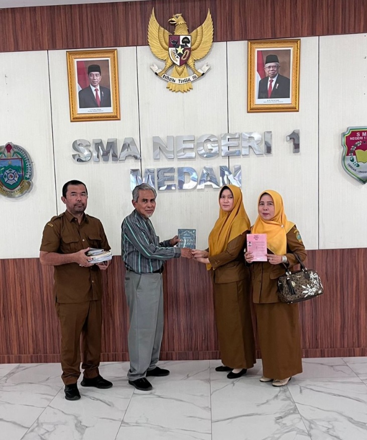 Satupena Sumut Serahkan Buku Ke Perpustakaan SMA Negeri 1 Medan
