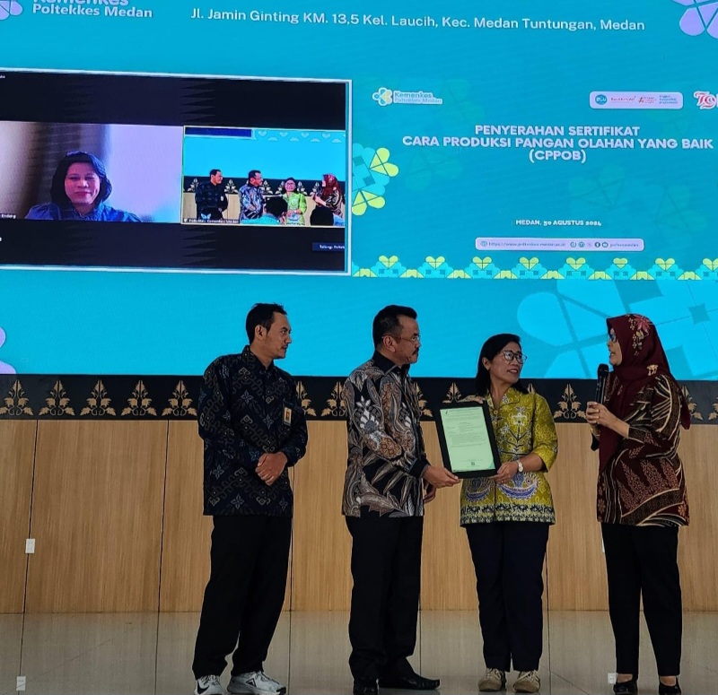 Kepala BBPOM Medan Serahkan Sertifikat Izin Penerapan CPPOB Produk Olahan Hilirisasi Ke Poltekkes Medan