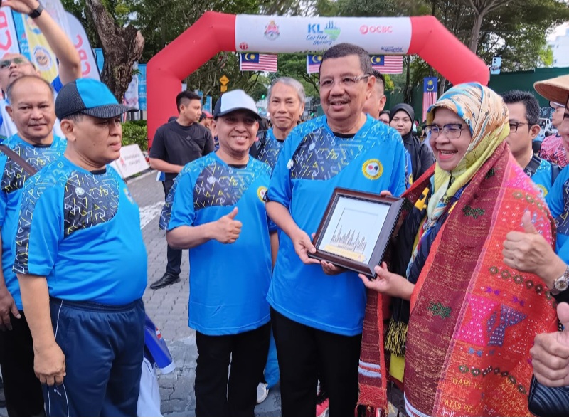 Datuk Bandar Kuala Lumpur Serahkan Plakat Kepada Tengku Erry Di Momen HUT Ke-67 Malaysia