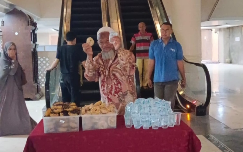 BKM Masjid Agung Bagikan Snack Gratis Setiap Sore Sabtu Dan Minggu