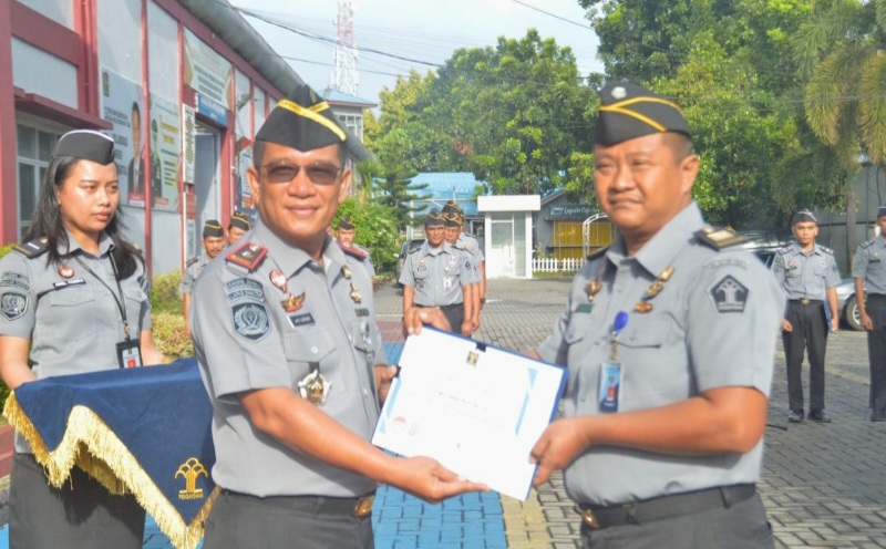 Kalapas Medan Berikan Penghargaan Bagi Pegawai Teladan Dan Berdedikasi Tinggi