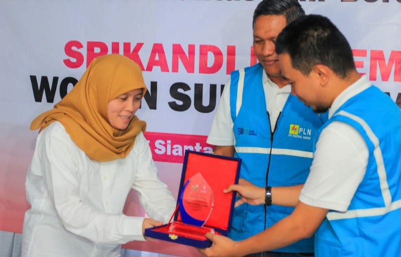 Alween Ong Bimbing Penenun Ulos Di Workshop PLN Peduli