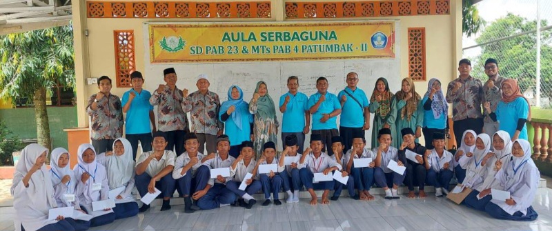 HUT I Forwamik Bagikan Tali Asih Untuk Siswa Kurang Mampu