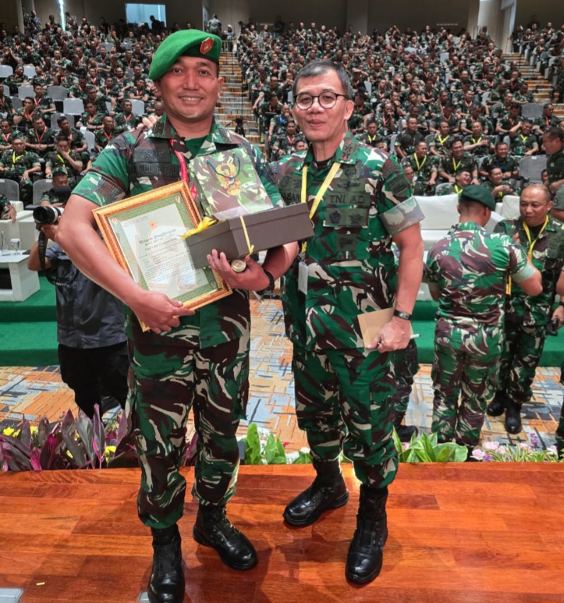 Dandim 0210/Tapanuli Utara Terima Piagam Penghargaan Prajurit Berprestasi