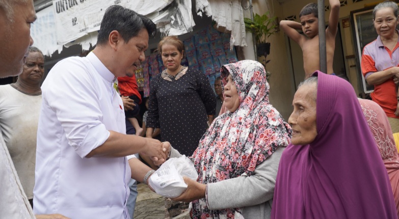 Peduli Warga Terdampak Banjir, Prof Ridha Janjikan Solusi Dan Bagikan Ratusan Nasi Kotak Ke Warga Kampung Aur