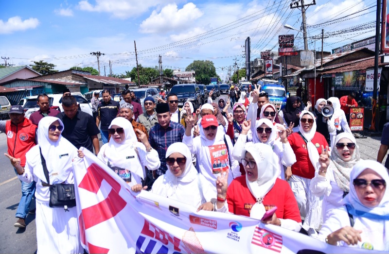 Emak-emak Hadang Mobil Edy Rahmayadi Di T.Tinggi