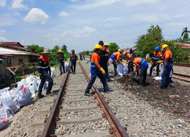 KAI Divre I Sumut Gelar Aksi Bersih Lintas Di Sepanjang Jalur Medan-Bandar Kalipah