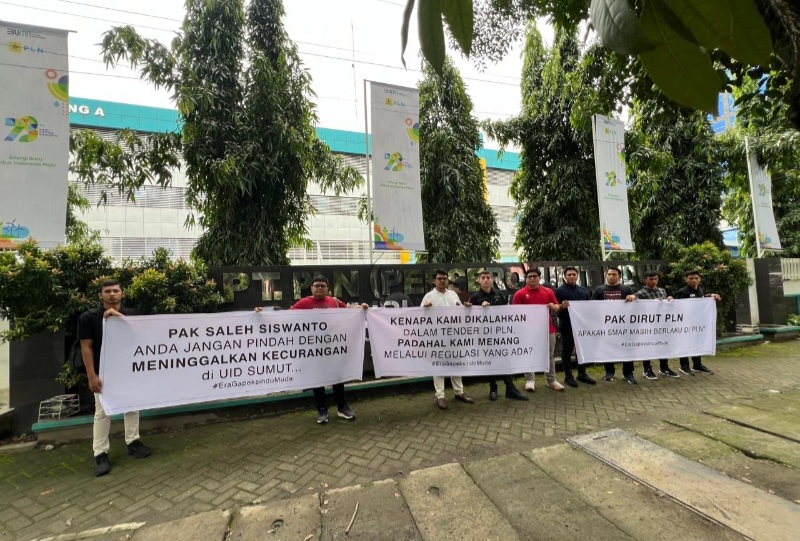 Era Gapeksindo Muda Gelar Aksi Bentang Spanduk Di Kantor UID PLN Sumut
