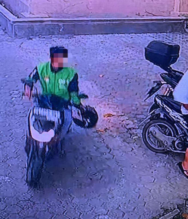 Pria Pakai Baju Gojek Curi Sepeda Motor di Pelataran Parkir Masjid