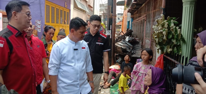 Ridha Kunjungi Korban Kebakaran Di Jalan Selat, Naila : Om Bantu Aku, Baju Sekolahku Enggak Ada