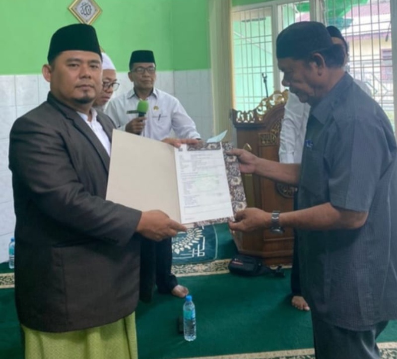 KUA Medan Amplas Serahkan Ikrar Wakaf Elektronik Untuk Masjid Al Muhajirin
