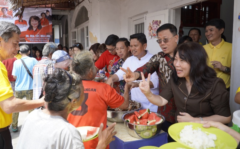 Makan Bubur Bersama Ratusan Lansia, Prof Ridha : Kegiatan Positif Dan Perlu Didukung
