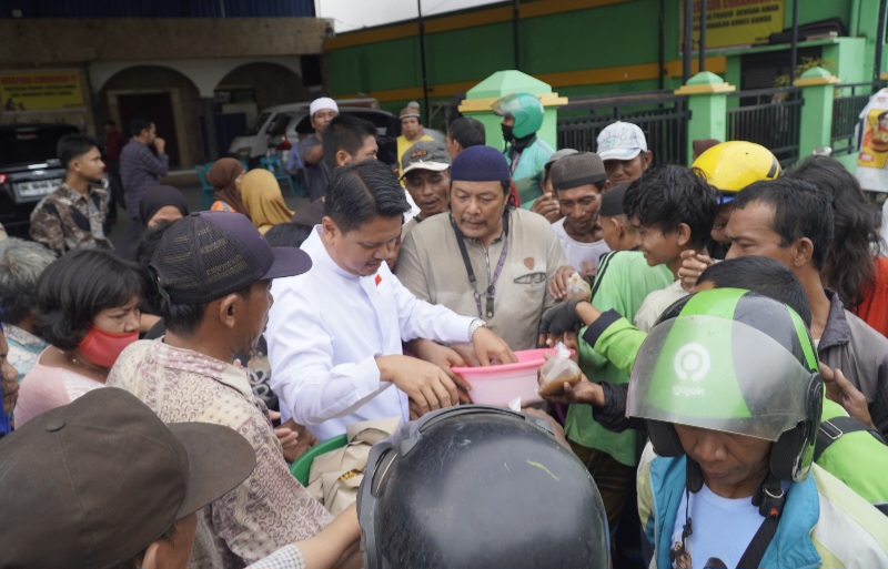 Bagikan Sarapan Gratis Ke Ratusan Warga, Prof Ridha: Peran Masjid Bukan Sekadar Ibadah