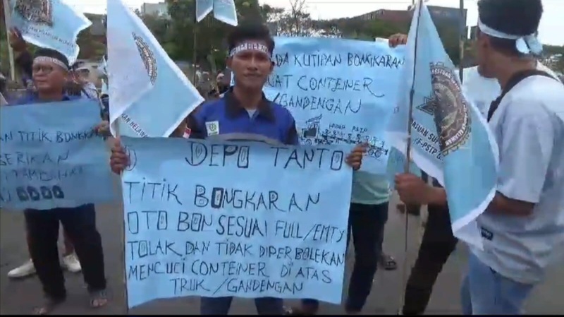Tuntut Ongkos Bongkar, Supir Truk Kontainer Di Pelabuhan Belawan Blokir Pintu Utama Depo
