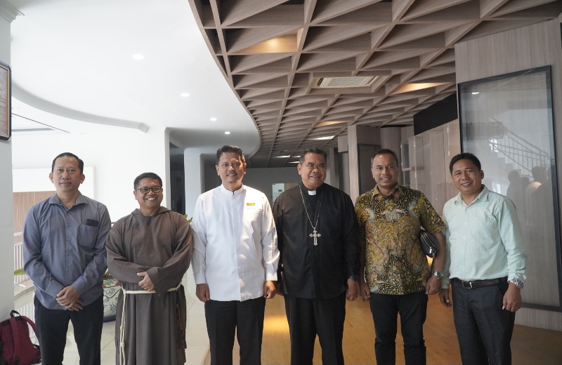 Silaturahmi Ke Uskup Medan Mgr Kornelis Sipayung, Prof Ridha Paparkan Program Masa Depan