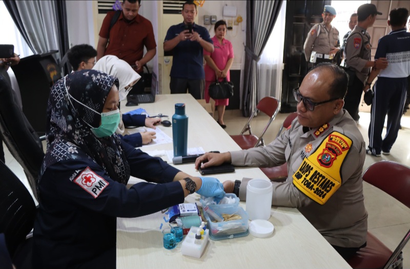 HUT Humas Polri Ke-73, Kombes Gidion Donorkan Darahnya