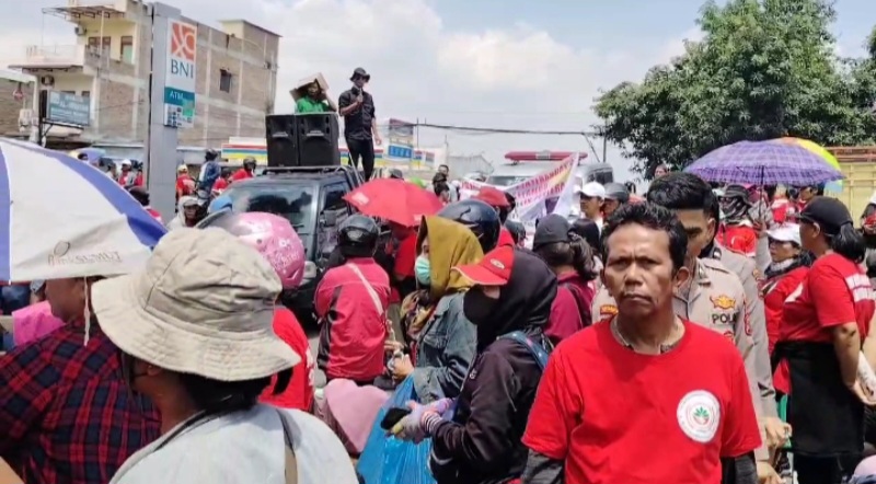 Tangkap Aktor Intelektual Penyerangan Selambo, Ratusan Warga Blokir Jalan Depan Mapolda Sumut