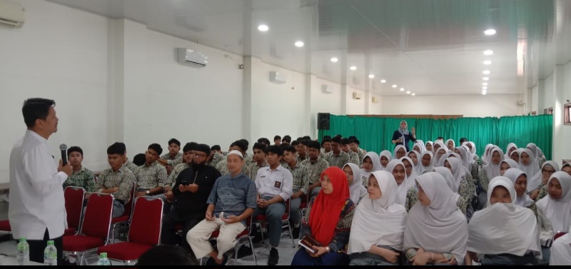 Ridha Motivasi Siswa SMA Harapan 3, Bicara Gadget Sehat