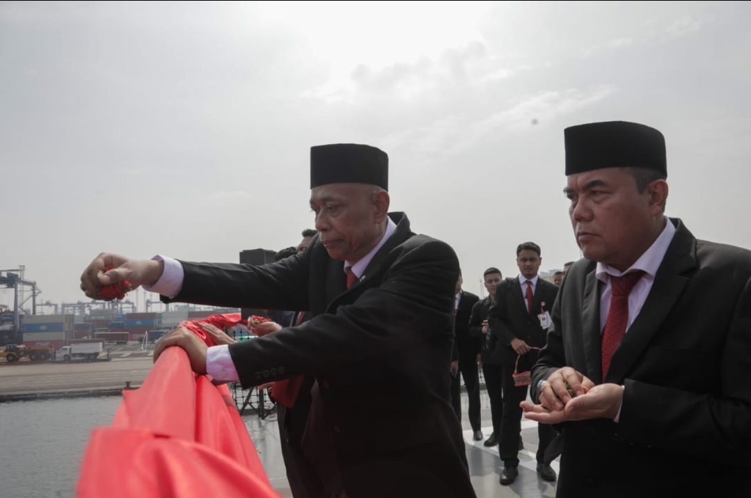 Peringati Hari Pahlawan 2024, Wamensos Agus Tabur Bunga di Perairan Teluk Jakarta