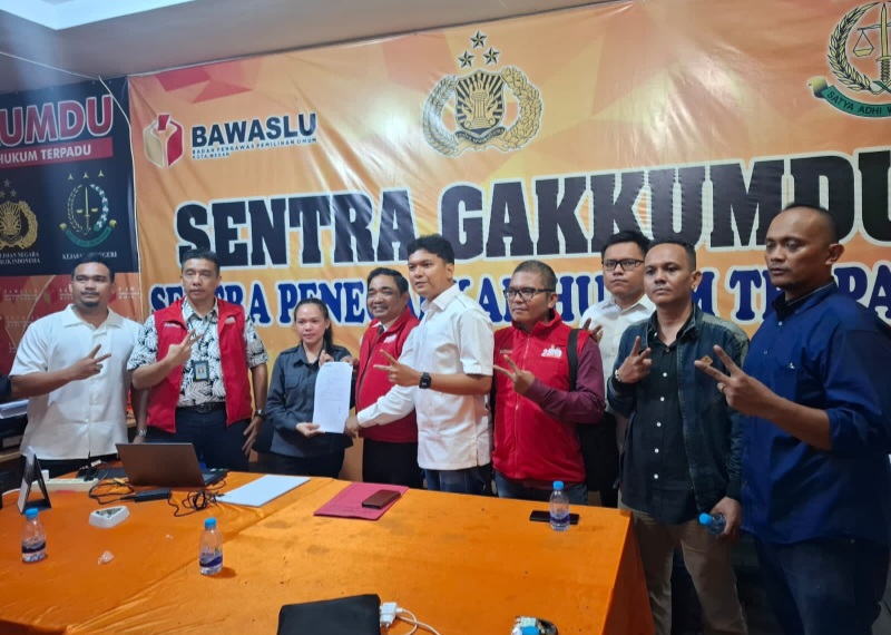 Tim Kuasa Hukum BERANI Laporkan Insiden Perusakan APK Paslon 02 ke Bawaslu