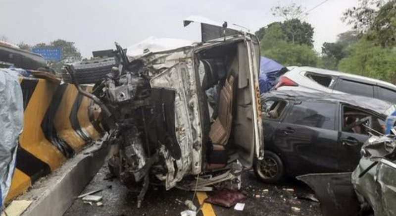 21 Kendaraan Terlibat Kecelakaan Beruntun Di Tol Cipularang KM 92, 1 Tewas