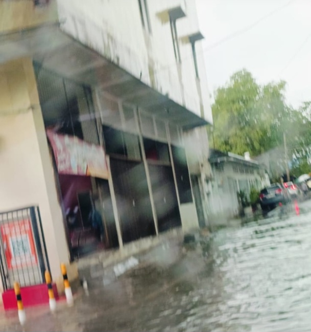 Hujan Sebentar Jalanan Di Medan Banjir