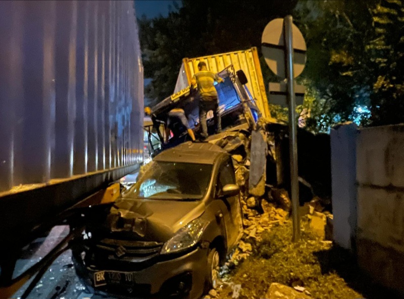 Rem Blong, Truk Kontainer Tabrak Dua Mobil Di Tol Medan Deli