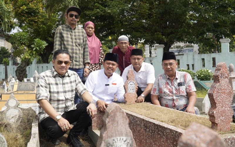 Minggu Tenang Masa Kampanye, Prof Ridha Ziarahi Kakek Buyutnya Di TPU Umum Kayu Besar