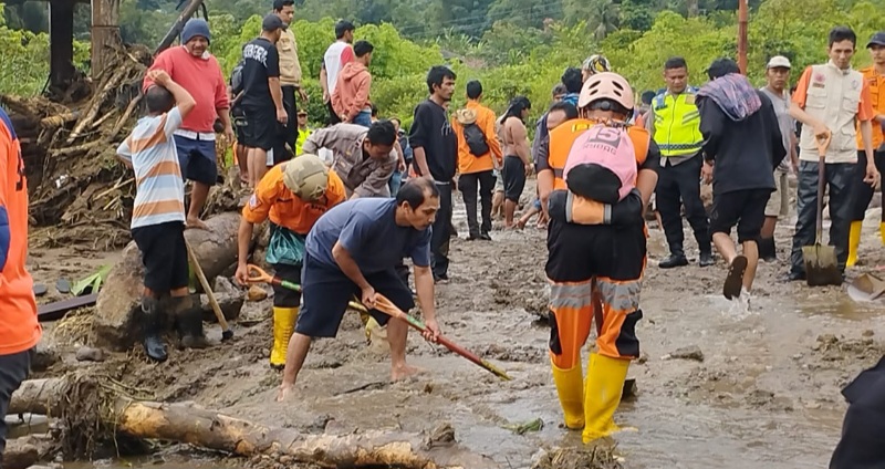 Polsek Pancurbatu Dan Warga Cari Korban Hilang Banjir Bandang Di Sibolangit