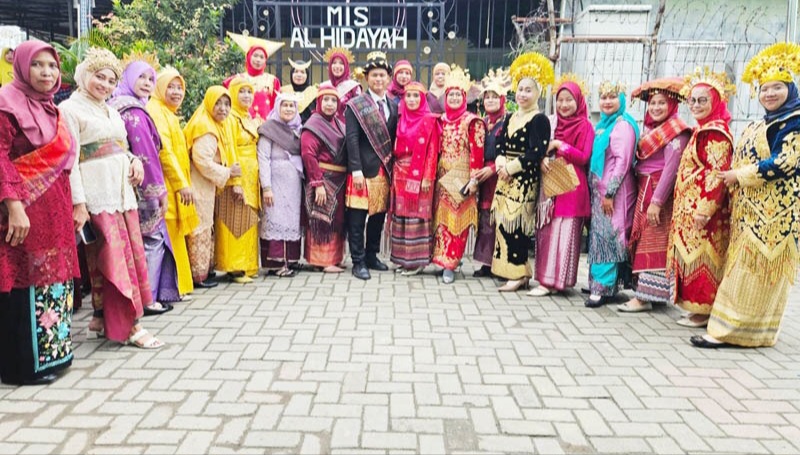 Hari Guru Di Al Hidayah, Guru-Guru Kenakan Pakaian Adat