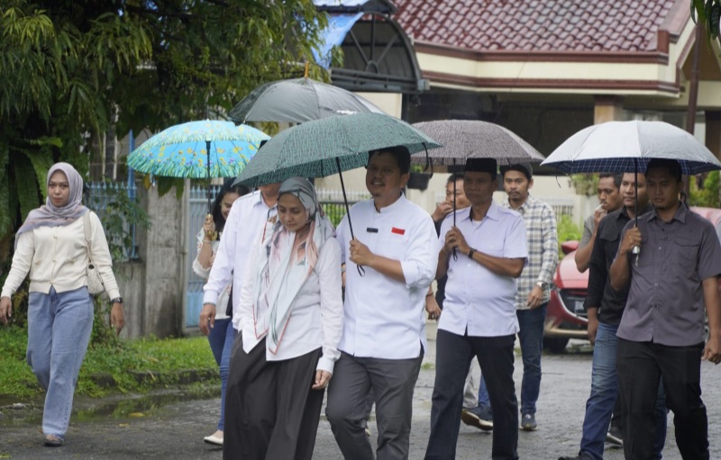 Mesra Sepayung Bersama Istri Tercinta, Profesor Ridha Ditemani Ketiga Putrinya Nyoblos Di TPS 23 Medan Selayang