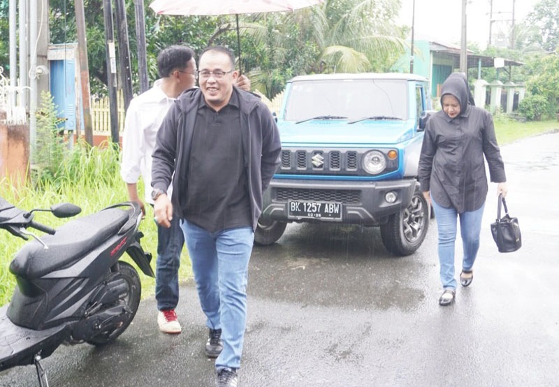 Aulia Rachman Dan Istri Kompak Ke TPS Kenakan Kemeja Hitam